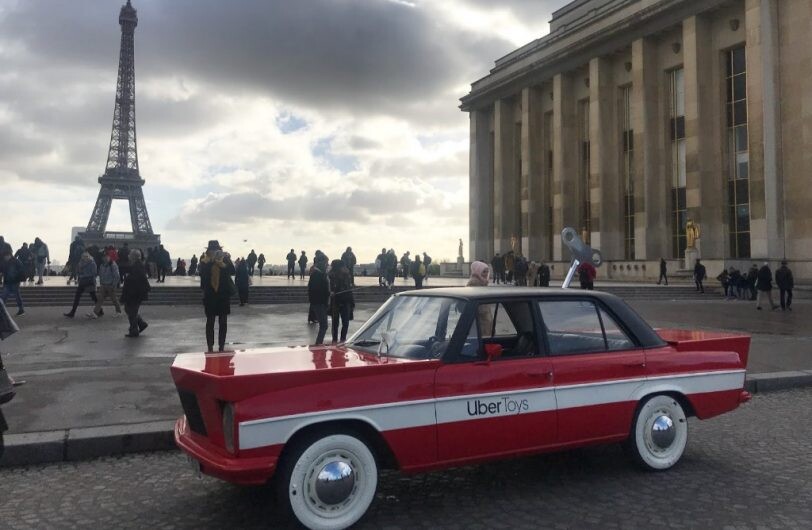 En París podés tomarte un Uber de juguete