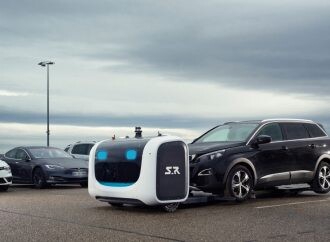 El robot que estaciona autos en los aeropuertos