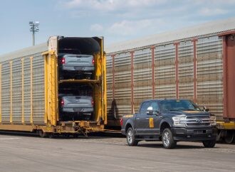 Ford demuestra el poder de su F-150 eléctrica