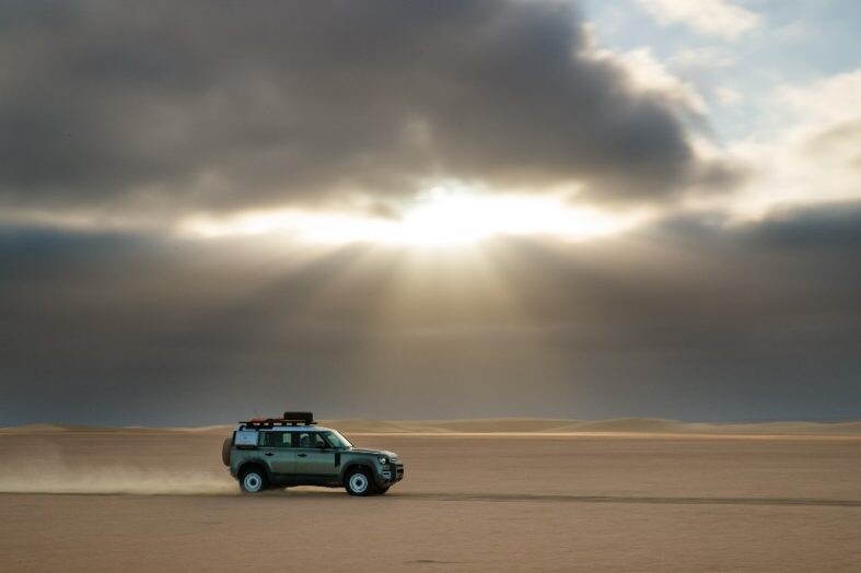 15 magníficas fotos de nuevo Land Rover Defender en Namibia - AUTOWEB ...