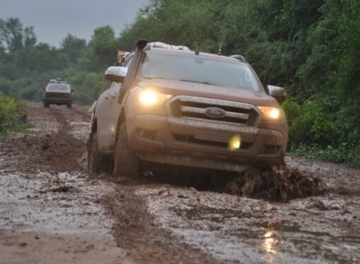 Las Ford Ranger llevaron donaciones a El Impenetrable