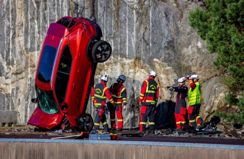 La seguridad de los Volvo: lo tiran desde 30 metros de altura