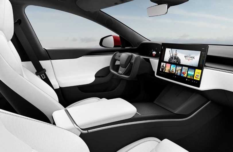 Tesla vuelve a dar la nota en el diseño (con el volante del Auto Fantástico)
