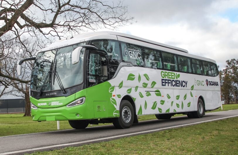 Scania presentó su bus interurbano a GNC