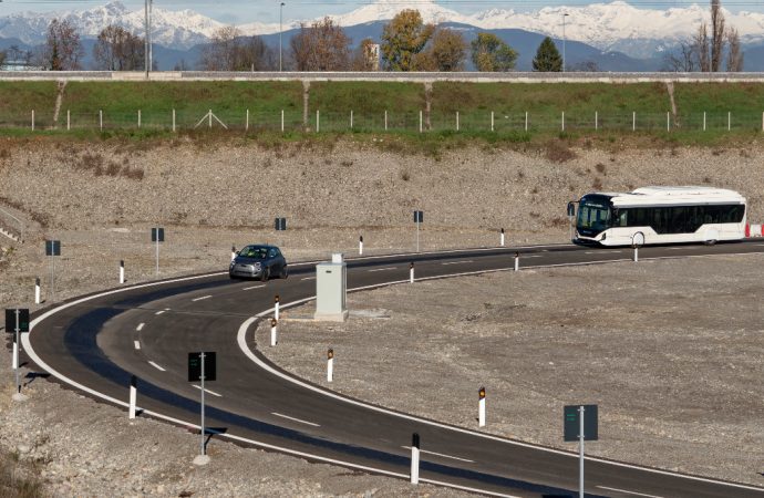 Autonomía infinita: Stellantis prueba la carga inductiva para eléctricos