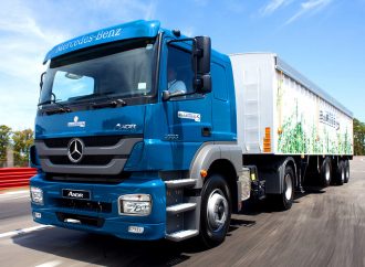 Mercedes promueve la igualdad de género en el transporte de cargas