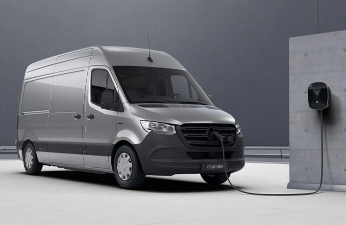 Mercedes y Rivian harán furgones eléctricos en conjunto