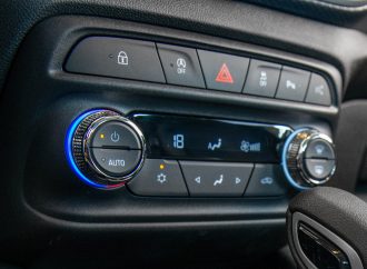 Los equipamientos que perdió la Tracker argentina (y también el Onix) por culpa de los chips