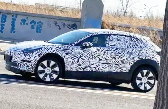 Un Mazda CX-30 camuflado y disfrazado de Tesla desconcierta a la prensa