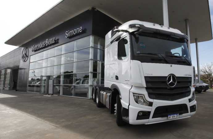 Simone, concesionario oficial de Mercedes-Benz Camiones y Buses, instaló paneles solares