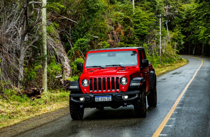 Jeep acompaña a Trown en la reforestación de bosques en la Patagonia