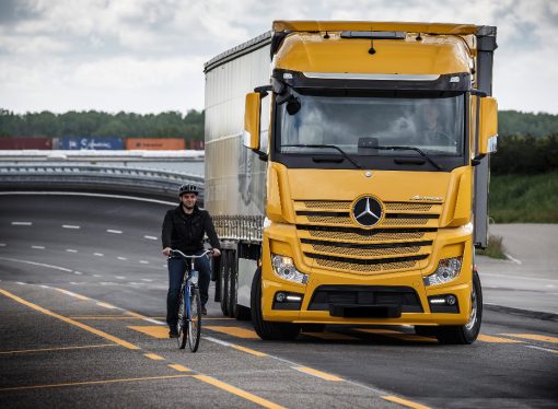 Daimler Truck AG celebra un hito para la seguridad en camiones y buses a nivel mundial
