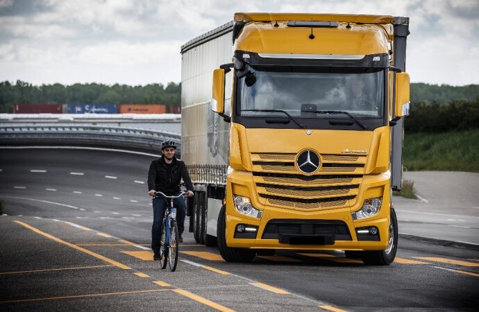 Daimler Truck AG celebra un hito para la seguridad en camiones y buses a nivel mundial