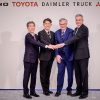 Daimler y Toyota fusionan sus compañías japonesas de camiones