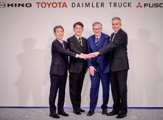 Daimler y Toyota fusionan sus compañías japonesas de camiones