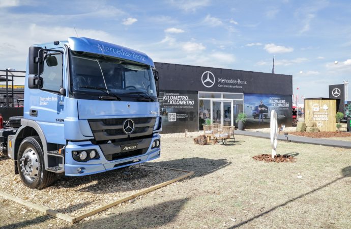 Mercedes-Benz Camiones y Buses junto al campo presente en AgroActiva 2023