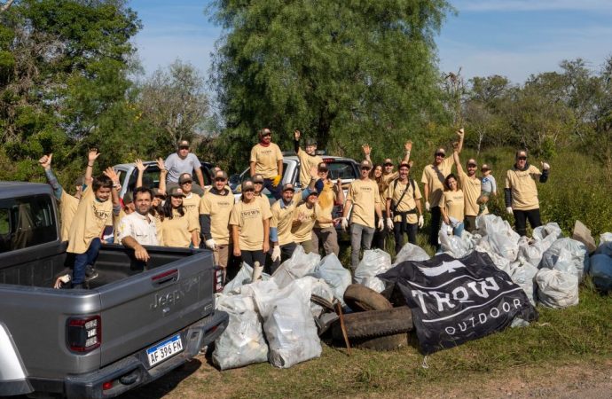 La marca Jeep acompaña a Trown en la limpieza de parques