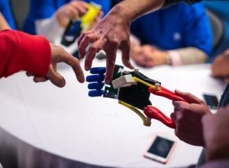 “Manotón por Argentina 2023”: el proyecto solidario de Atomic Lab junto a Ford