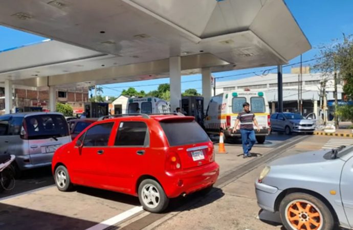 Desbordan de extranjeros las estaciones de servicio fronterizas por el precio del combustible en la Argentina