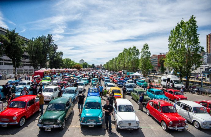 Cientos de Fiat 600 en la inauguración oficial del Museo del Fitito