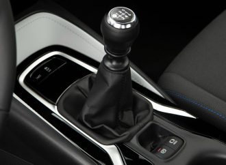 Ya no hay medianos a la venta con caja manual en la Argentina