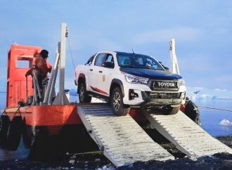 Llegó una nueva Hilux a la Antártida: movilidad para el estudio científico y una oportunidad para Toyota