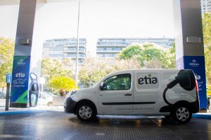 Hilton Buenos Aires suma un nuevo servicio a sus huéspedes: un cargador eléctrico Etia Charge universal