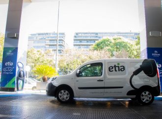 Hilton Buenos Aires suma un nuevo servicio a sus huéspedes: un cargador eléctrico Etia Charge universal