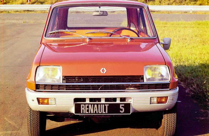 La historia del moderno logo de Renault que apenas duró un suspiro