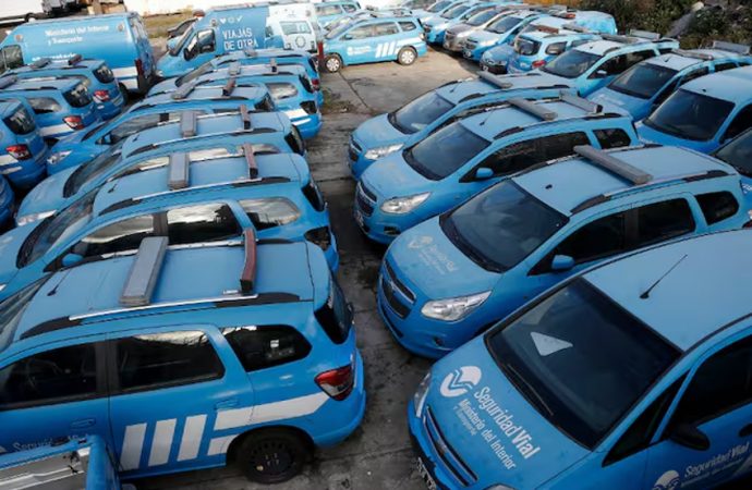 Solo entre ministerios y secretarías, el Estado tiene más de 15.000 automóviles