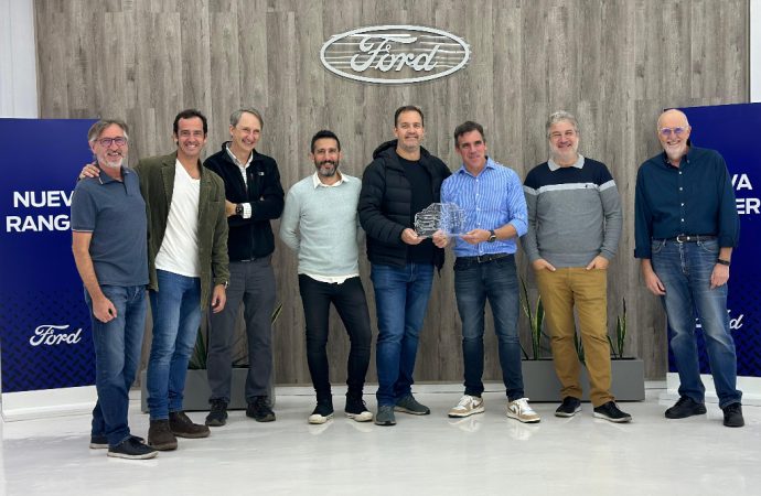 Grupo Premia entregó un nuevo galardón del Auto del Año a Ford