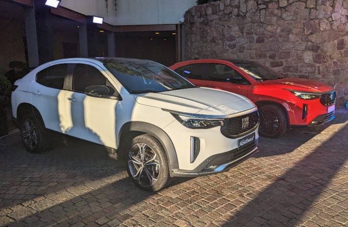 ¿Cómo queda parado el nuevo Fiat Fastback frente a sus rivales?