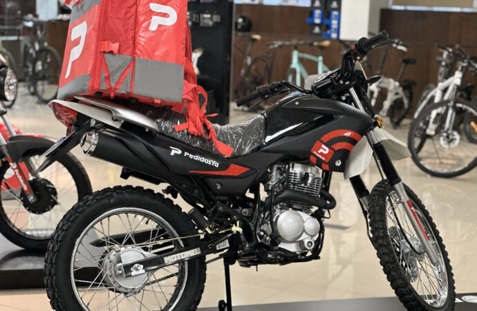 PedidosYa y Grupo La Emilia firmaron una alianza para facilitar la compra de motos 0km a los repartidores