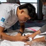 10 Ulises Campillay (nueva apuesta del equipo) firma remeras sorteadas entre el público