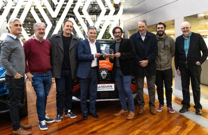 Grupo Premia entregó el galardón del Auto del Año a Renault