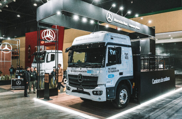 Mercedes-Benz exhibe el Atego 1932 LS/36 y el Actros 2545 LS/33 en AAPRESID