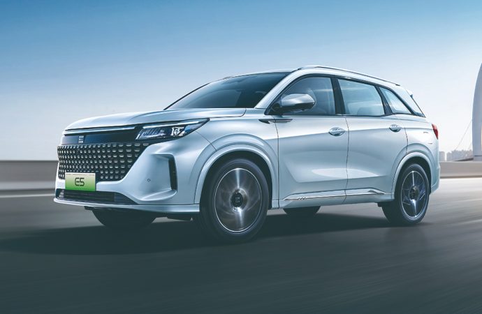 DFSK lanza el E5 en Argentina, un híbrido enchufable de 7 plazas