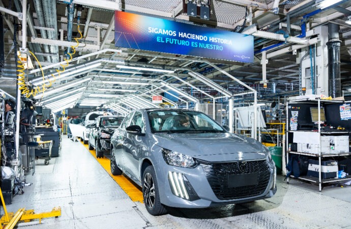 Stellantis inició la producción de los Peugeot 208 y 2008 híbridos ligeros en Palomar