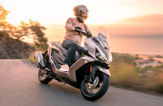 Kymco lanza los maxiscooters: Downtown 350 GT y AK Premium 575