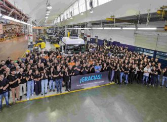 Mercedes-Benz produjo el último camión en Virrey del Pino