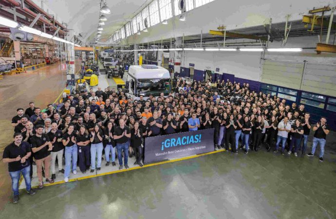 Mercedes-Benz produjo el último camión en Virrey del Pino
