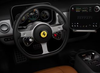 El primer Ferrari eléctrico se llama Luce y así es su interior