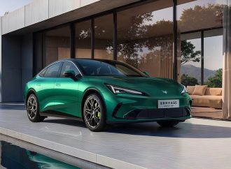 El Arcfox S5 recién llega a la Argentina, pero ya se renovó en China