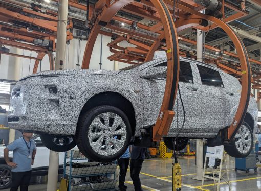 Aun camuflado, vimos en vivo al Chevrolet Sonic que llega en junio