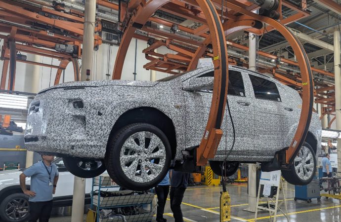 Aun camuflado, vimos en vivo al Chevrolet Sonic que llega en junio