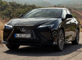 Lexus lanza el RZ eléctrico y renueva el IS en Argentina