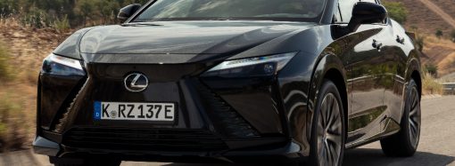Lexus lanza el RZ eléctrico y renueva el IS en Argentina