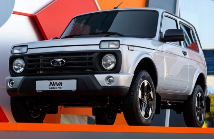 El eterno Lada Niva estrena mejoras: airbag y pantalla táctil