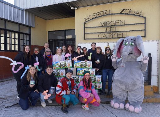 Mercedes-Benz Camiones y Buses junto al Hospital Zonal Virgen del Carmen de Zárate en el mes del niño